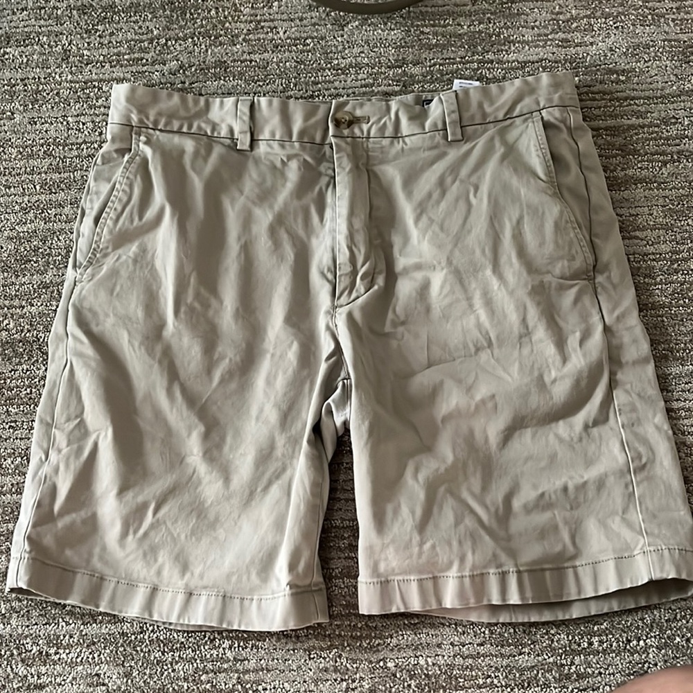 Vineyard Vines 34 inch khaki breaker short